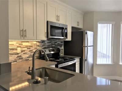 Charming 1 bed / 1 bath with great character! 860 Sq Feet 6