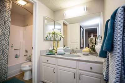 Charming 1 bed / 1 bath with great character! 860 Sq Feet 5