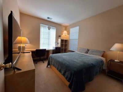 Fully furnished private bedroom in a safe quiet neighborhood拎包入住 1