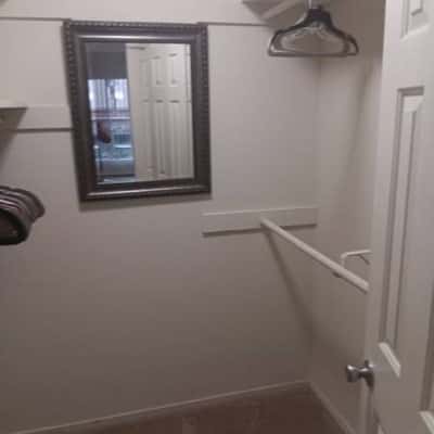 Live in caregiver**private master bedroom, bath, use of living rm kit 4