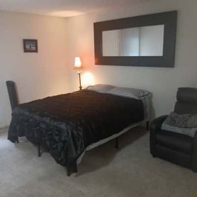 Live in caregiver**private master bedroom, bath, use of living rm kit 1
