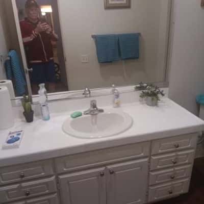 Live in caregiver**private master bedroom, bath, use of living rm kit 8