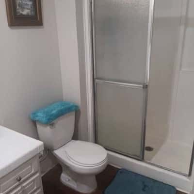 Live in caregiver**private master bedroom, bath, use of living rm kit 7