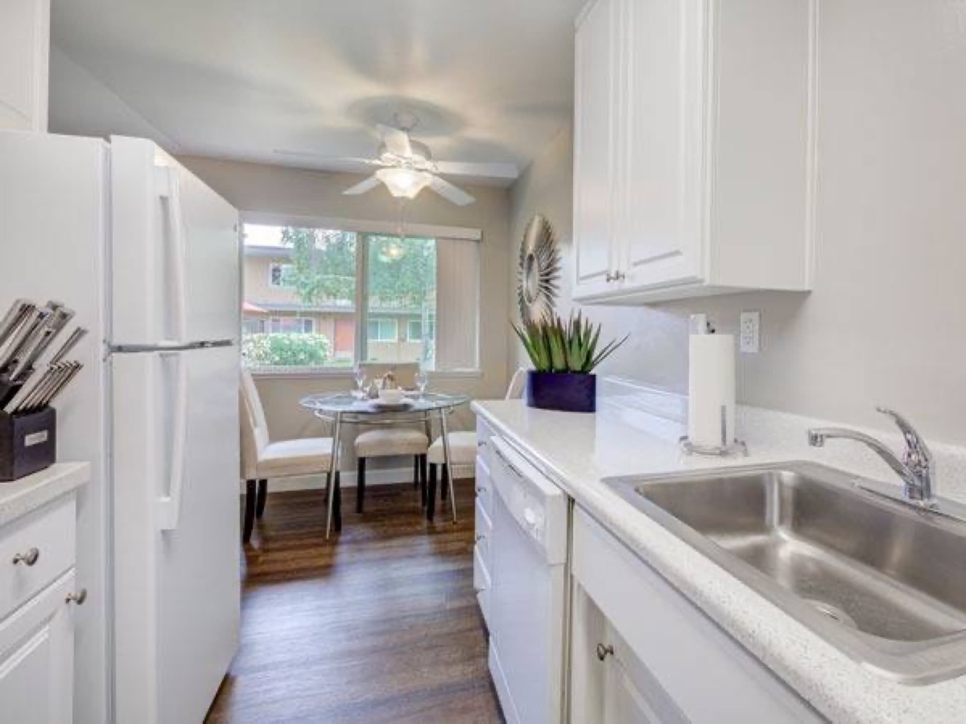 Sparkling Pool! 2BR apt, Santa Clara, Modern kitchen, Mirrored closets 3
