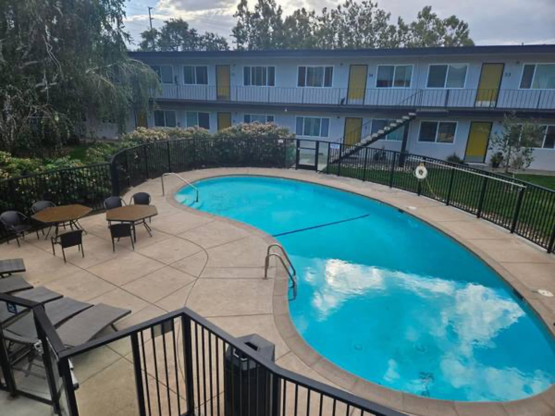 Sparkling Pool! 2BR apt, Santa Clara, Modern kitchen, Mirrored closets 1