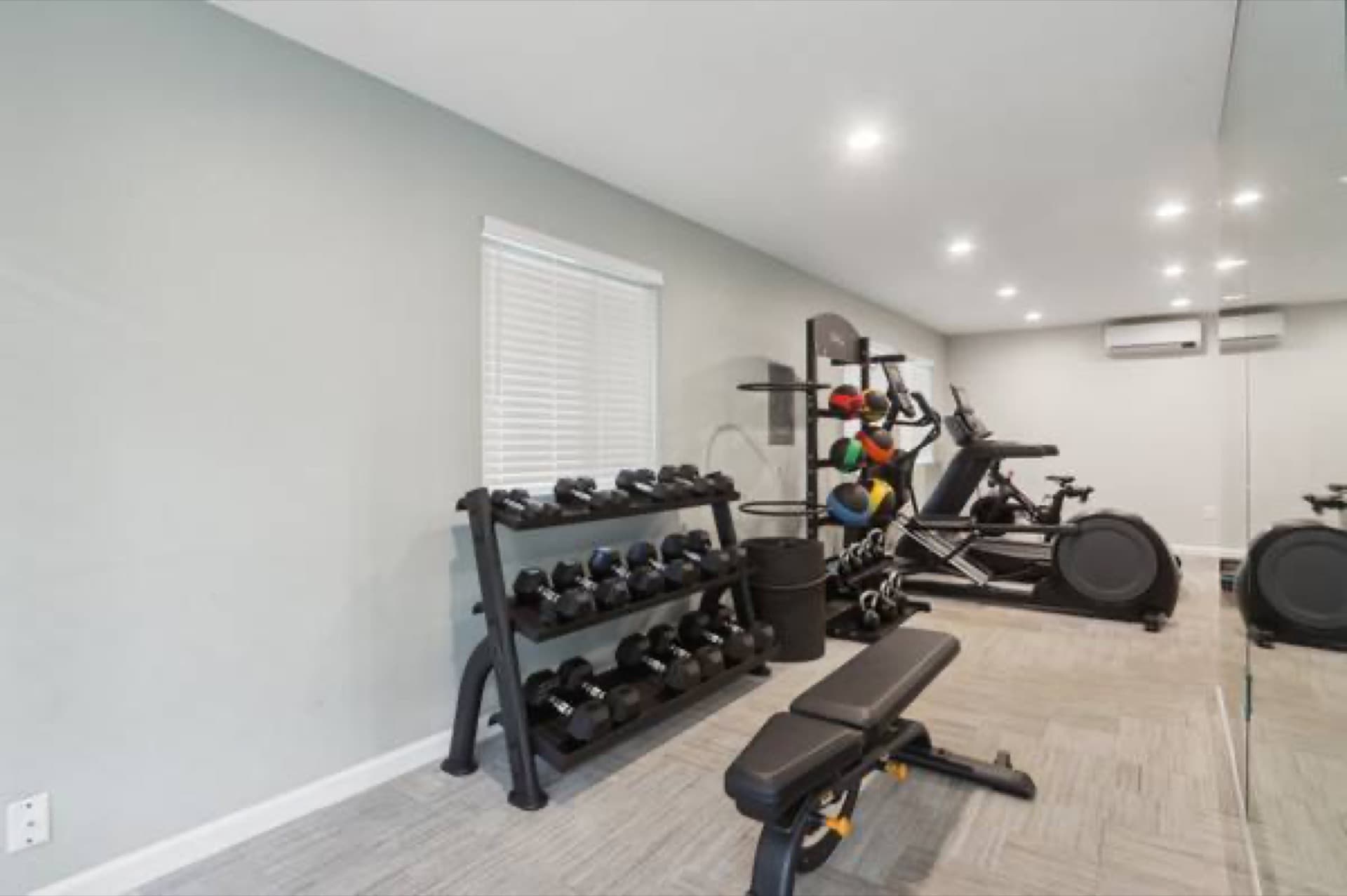 Large Patio/Balcony, Swimming pool, Cable Ready 3