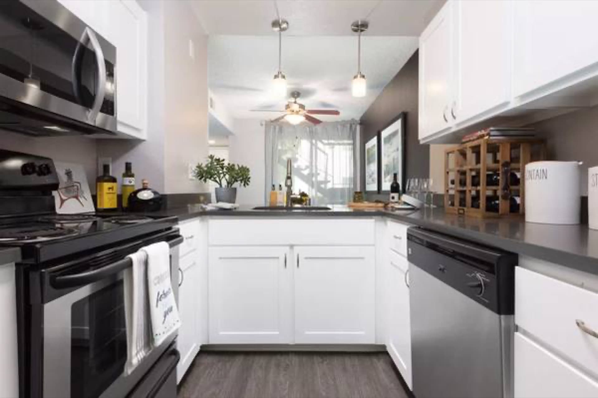 Charming 1 bed / 1 bath with great character! 860 Sq Feet 1