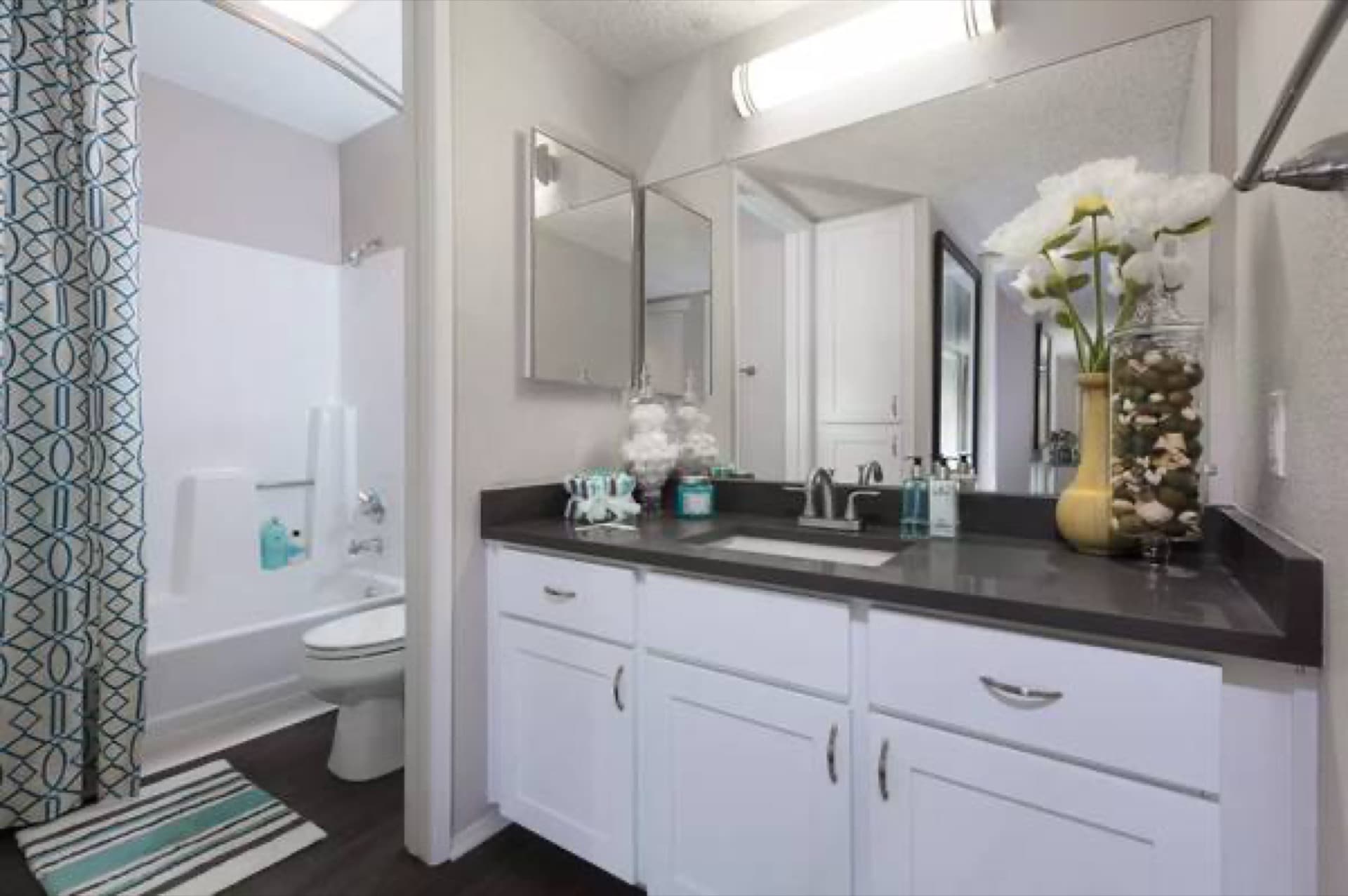 Charming 1 bed / 1 bath with great character! 860 Sq Feet 2