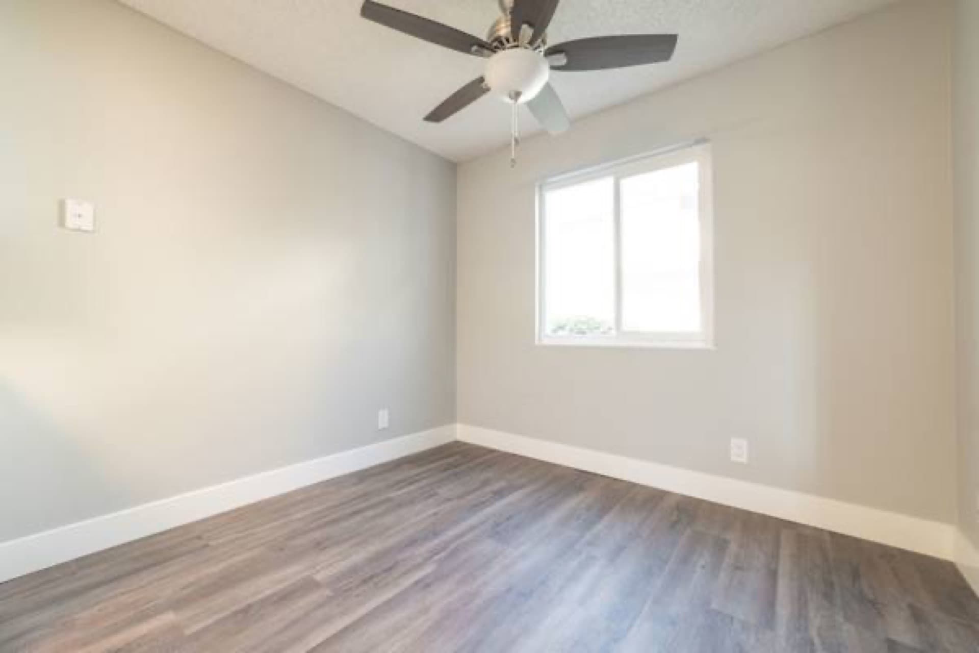 Fireplace, Flexible lease terms, Swimming pool 1