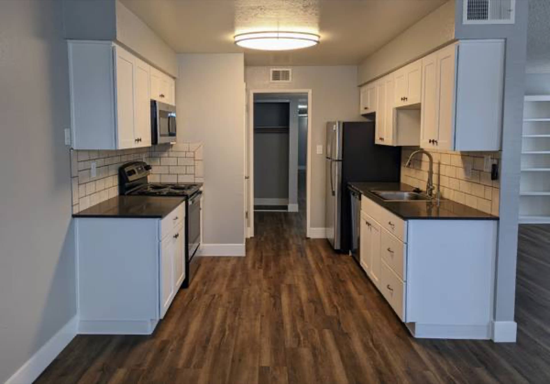 Fireplace, Flexible lease terms, Swimming pool 2