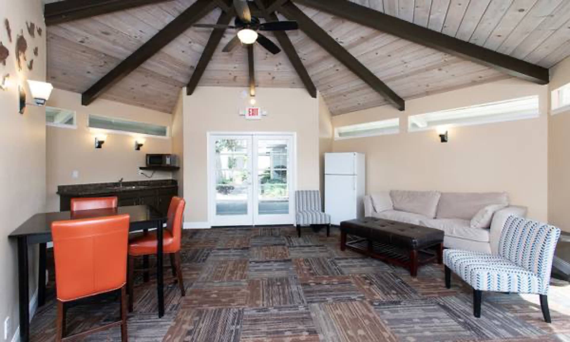 Emergency maintenance, Pet friendly, Swimming pool 3