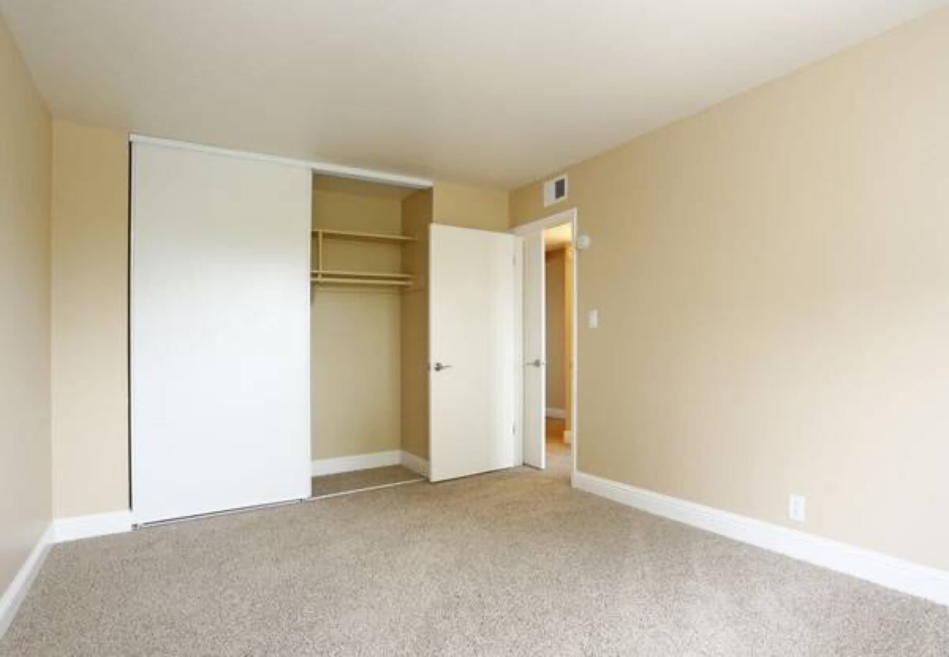 Emergency maintenance, Pet friendly, Swimming pool 2