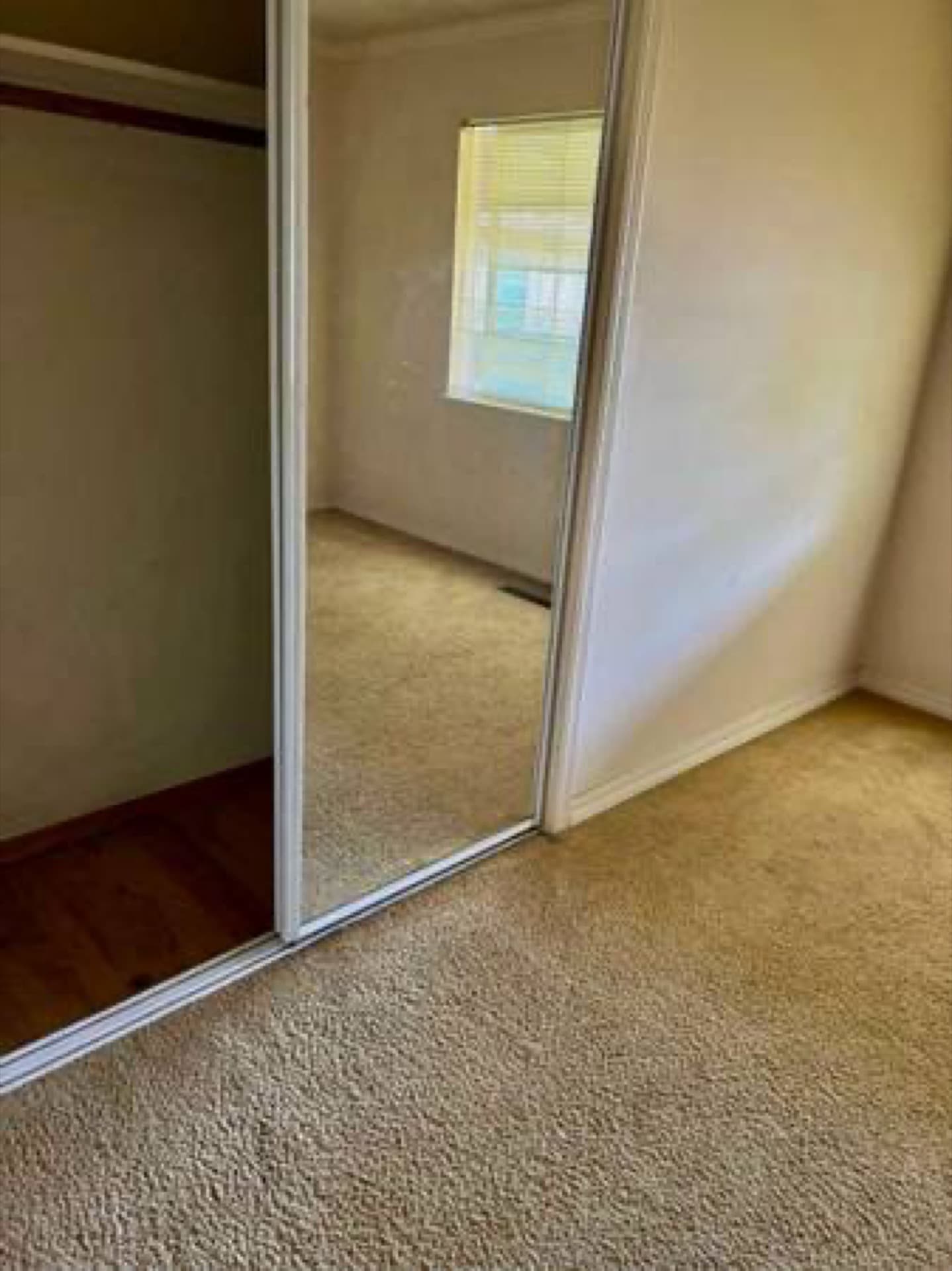 Room for rent   - 3/2 house 2
