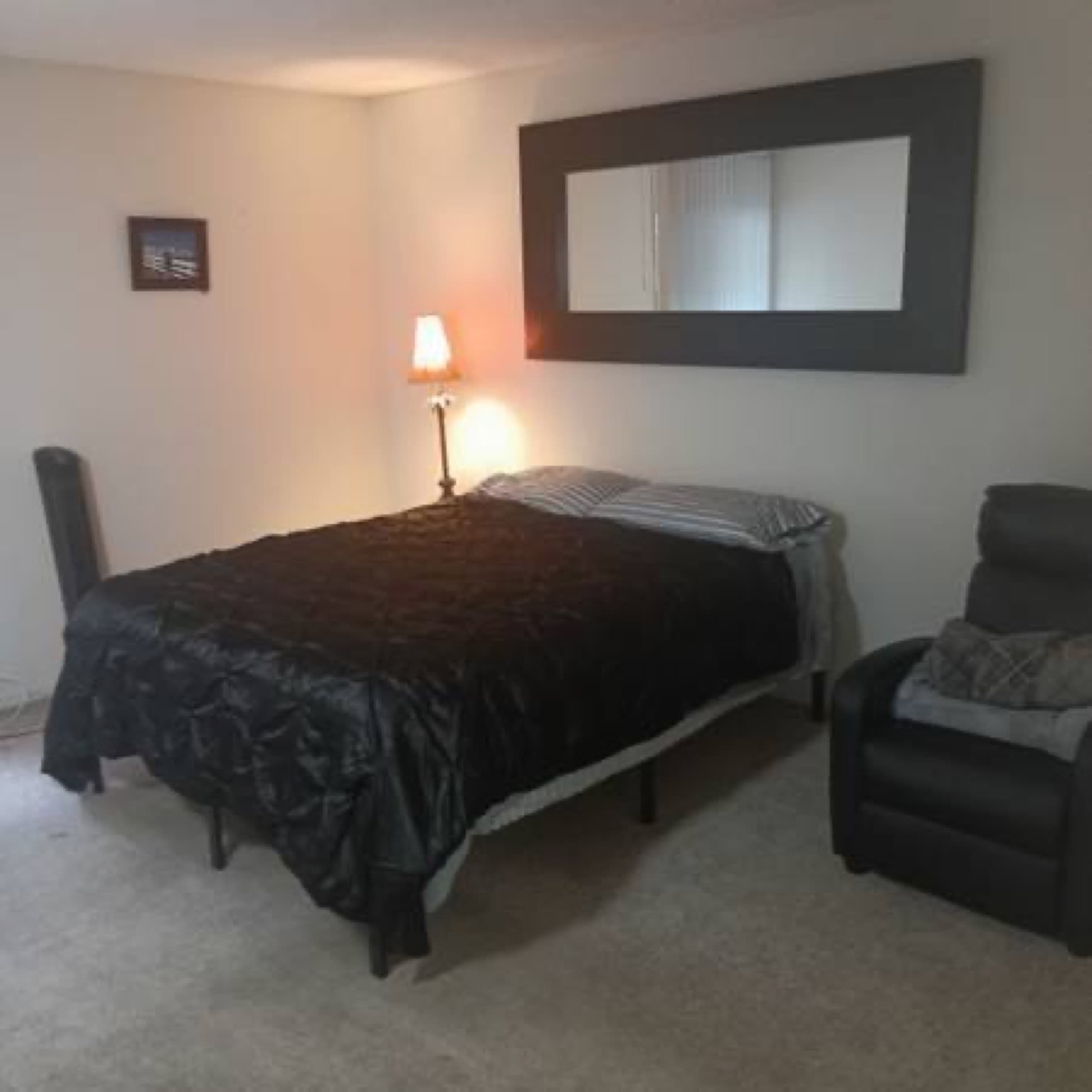 Live in caregiver**private master bedroom, bath, use of living rm kit 1
